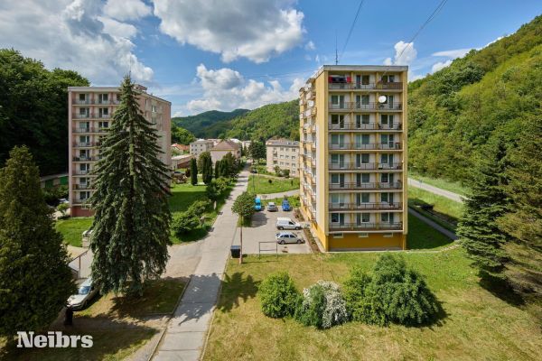 4 izbový byt s garážovým parkovacím miestom v obci Hodruša – Hámre okres Žarnovica