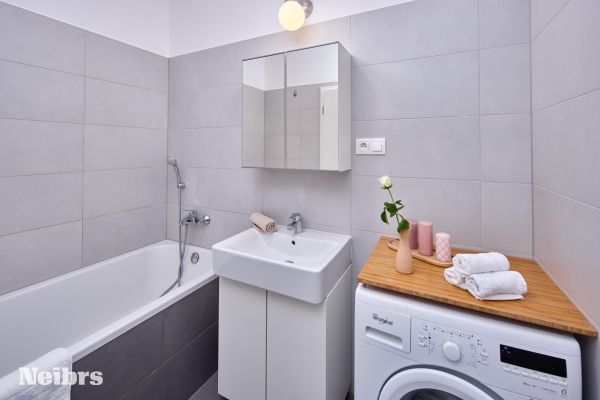 3 izbový svetlý byt s balkónom (8m2) a parkovacím miestom