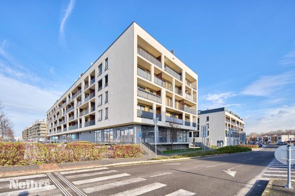 3 izbový svetlý byt s balkónom (8m2) a parkovacím miestom