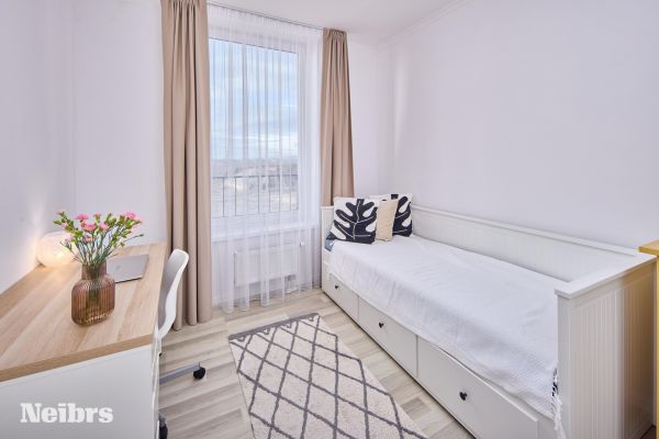 3 izbový svetlý byt s balkónom (8m2) a parkovacím miestom
