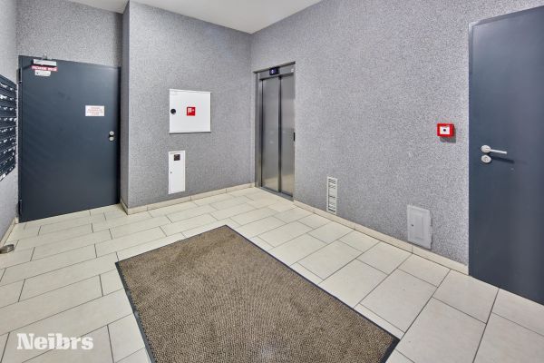 3 izbový svetlý byt s balkónom (8m2) a parkovacím miestom