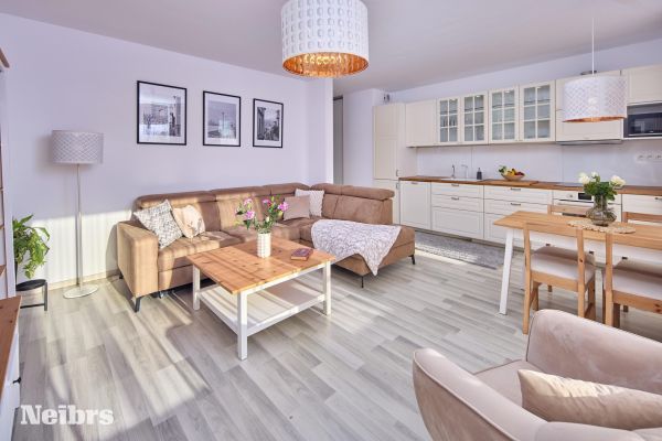 3 izbový svetlý byt s balkónom (8m2) a parkovacím miestom