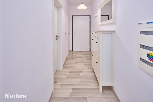 3 izbový svetlý byt s balkónom (8m2) a parkovacím miestom