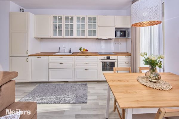 3 izbový svetlý byt s balkónom (8m2) a parkovacím miestom