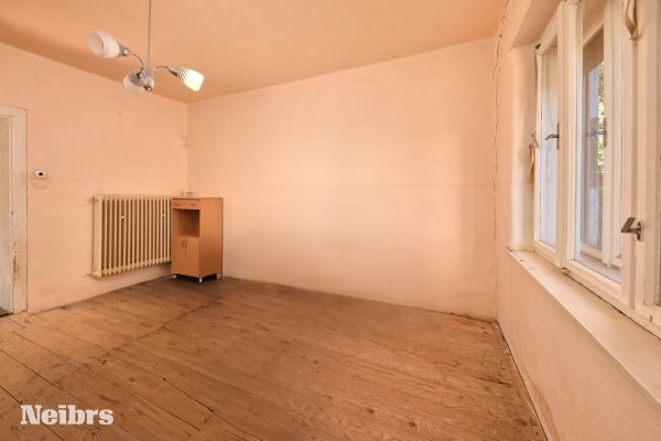 Vidiecky dom s pozemkom (1643m2),