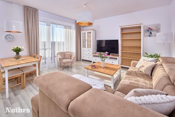 3 izbový svetlý byt s balkónom (8m2) a parkovacím miestom
