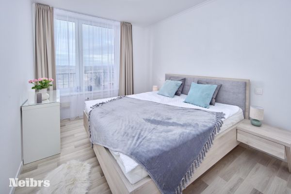 3 izbový svetlý byt s balkónom (8m2) a parkovacím miestom