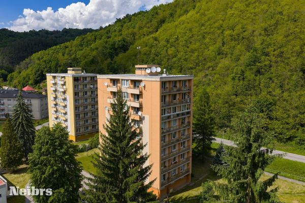 4 izbový byt s garážovým parkovacím miestom v obci Hodruša – Hámre okres Žarnovica