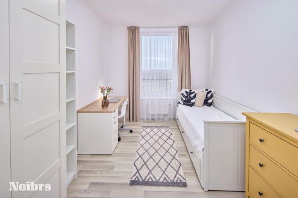 3 izbový svetlý byt s balkónom (8m2) a parkovacím miestom
