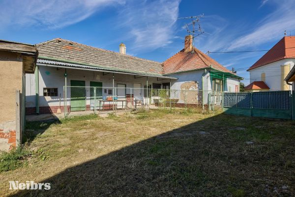 Vidiecky dom s pozemkom (1643m2),