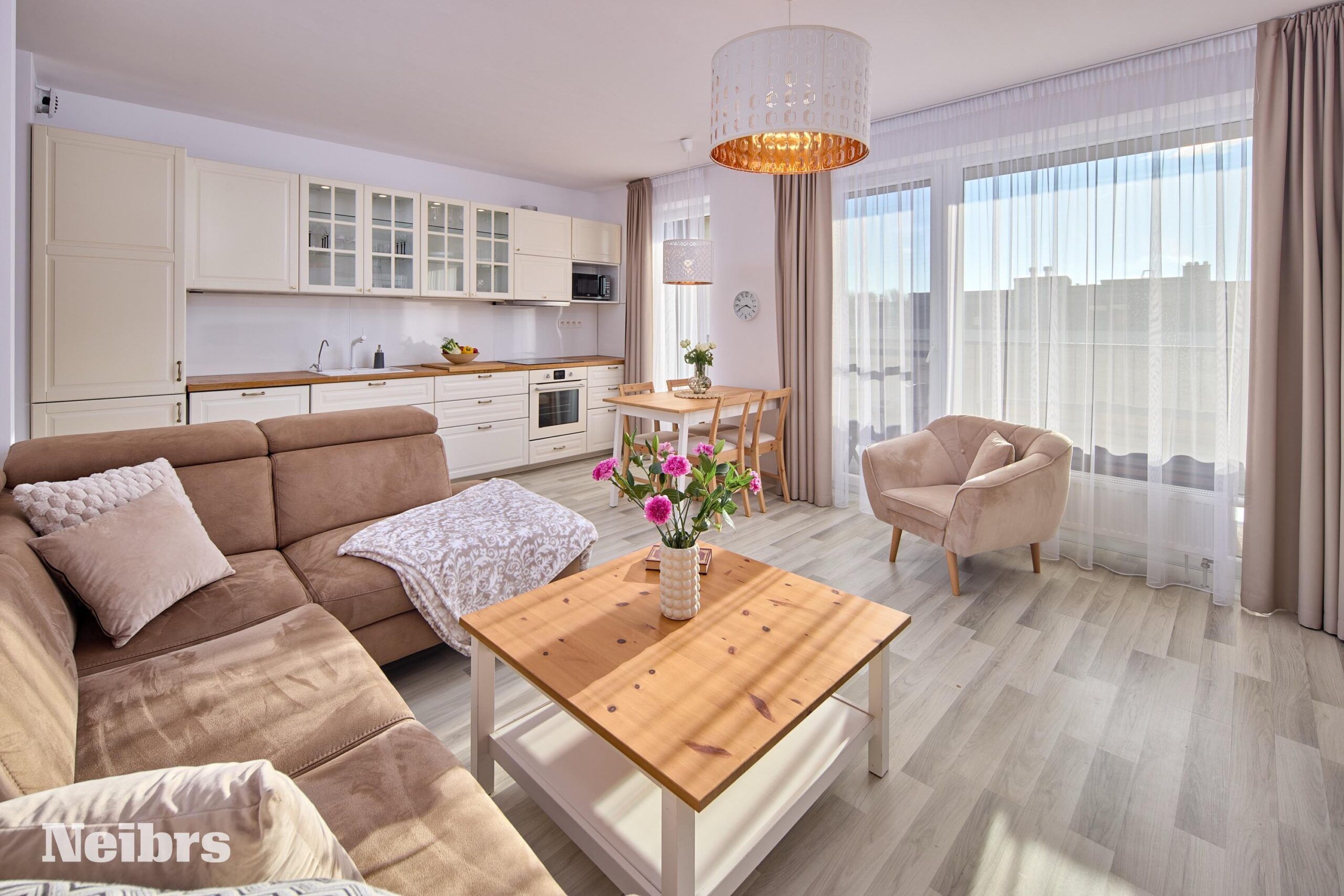 3 izbový svetlý byt s balkónom (8m2) a parkovacím miestom