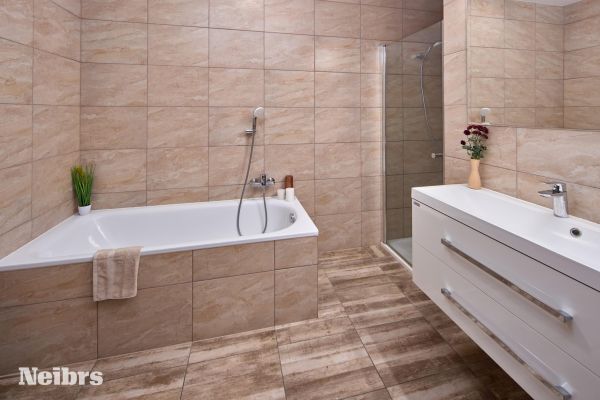 4 – izbový byt v dome s terasou a 2 parkovacími miestami