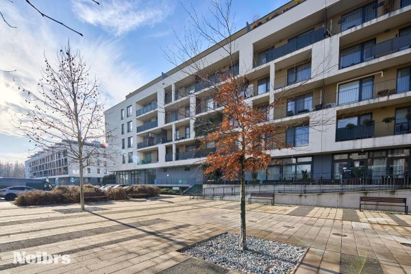 3 izbový svetlý byt s balkónom (8m2) a parkovacím miestom
