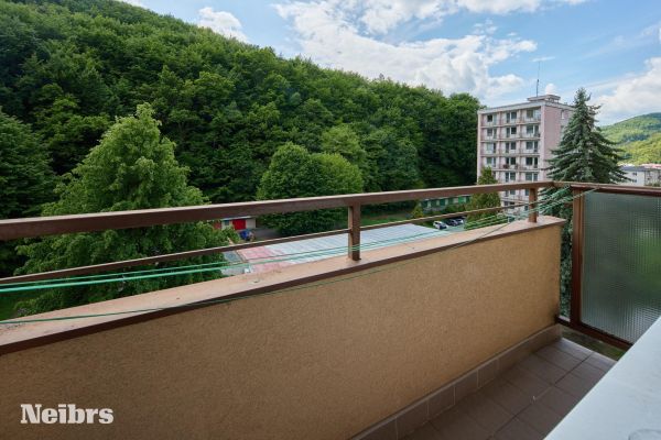 4 izbový byt s garážovým parkovacím miestom v obci Hodruša – Hámre okres Žarnovica