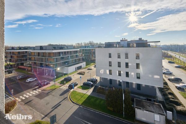 3 izbový svetlý byt s balkónom (8m2) a parkovacím miestom