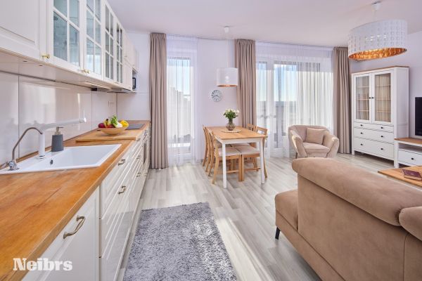 3 izbový svetlý byt s balkónom (8m2) a parkovacím miestom