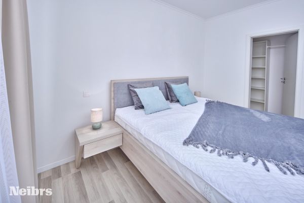 3 izbový svetlý byt s balkónom (8m2) a parkovacím miestom