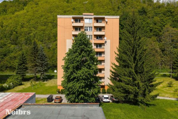 4 izbový byt s garážovým parkovacím miestom v obci Hodruša – Hámre okres Žarnovica