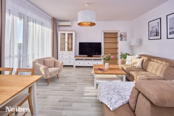 3 izbový svetlý byt s balkónom (8m2) a parkovacím miestom