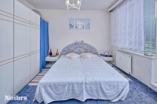 4 izbový byt s garážovým parkovacím miestom v obci Hodruša – Hámre okres Žarnovica