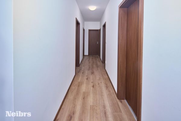 4 – izbový byt v dome s terasou a 2 parkovacími miestami