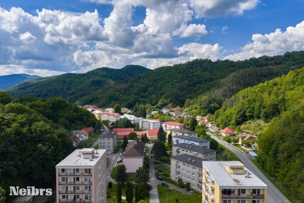4 izbový byt s garážovým parkovacím miestom v obci Hodruša – Hámre okres Žarnovica